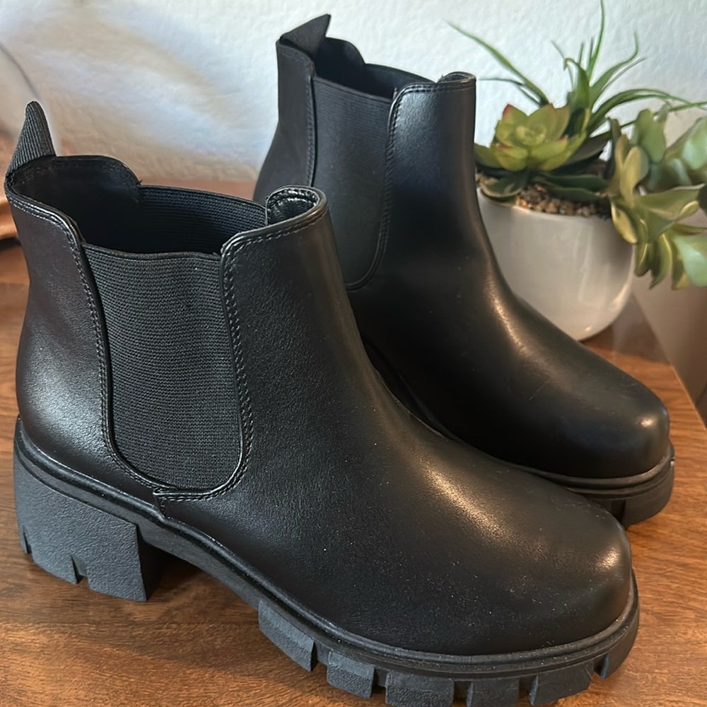Soda Black Ankle Boots